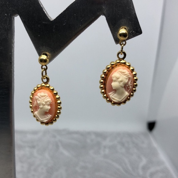 Romantic Victorian style small cameo earrings - Picture 1 of 4